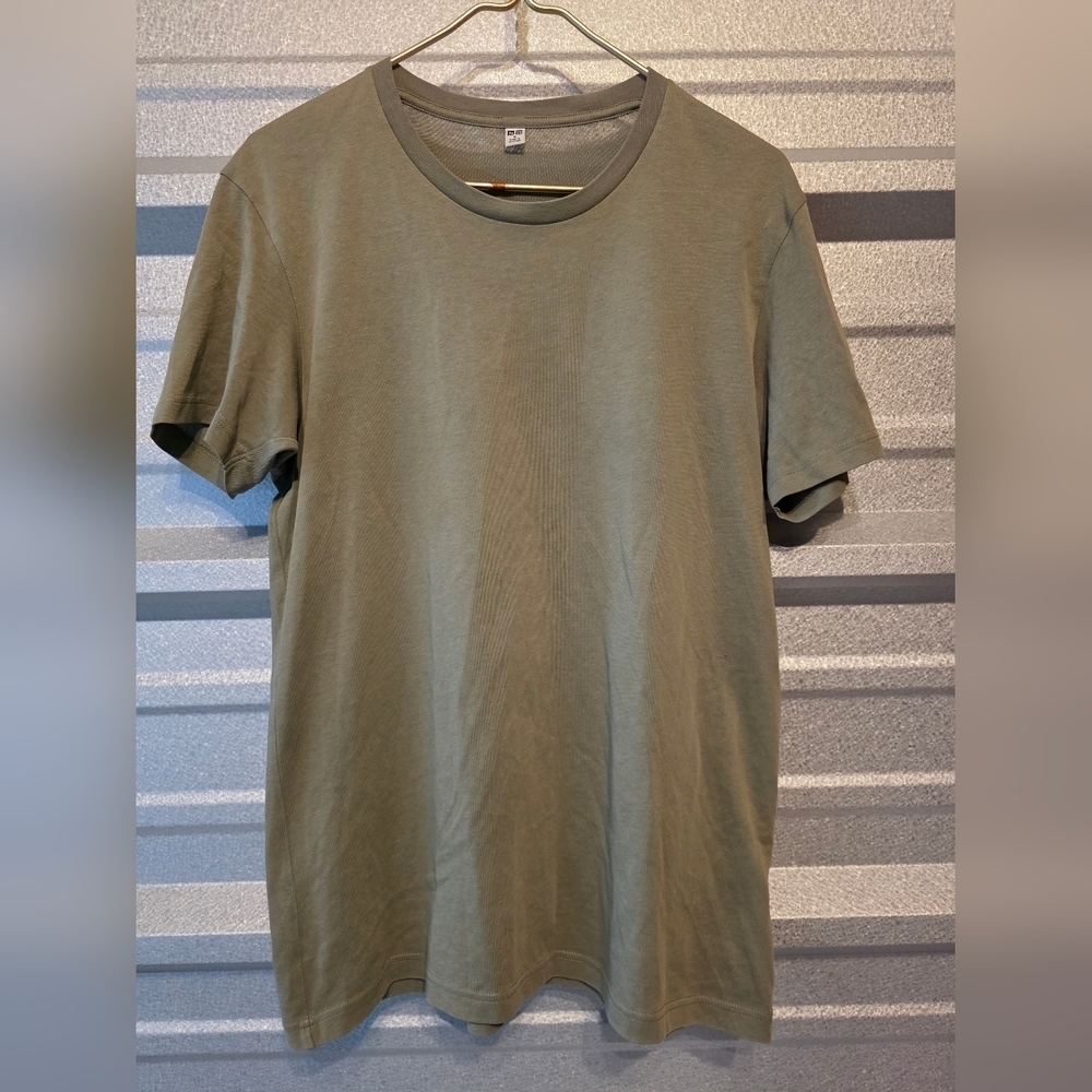 Uniqlo Green Men's Short Sleeve Tee